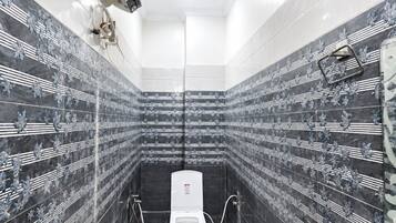 Ein modernes Badezimmer mit Toilette, Bidet und Dusche.