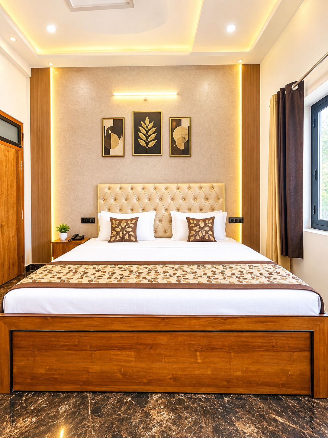 Una habitación de hotel con una cama grande, un cabecero de madera, suelo de mármol y cuadros en la pared.