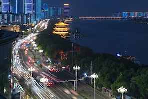 A cityscape with a river, a traditional building, and modern skyscrapers. - Jiaruide Hotel IFS Changsha (Changsha)
