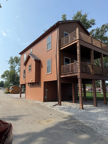 3-bedroom cabin centrally located between Geneva on the lake  & Ashtabula Harbor