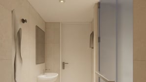 Ein modernes Badezimmer mit einem weißen Waschbecken, einem Spiegel und einer Tür zu einem weiteren Raum.