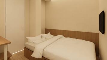 Une chambre d’hôtel au design minimaliste, comprenant un lit, une table de chevet et un téléviseur fixé au mur.