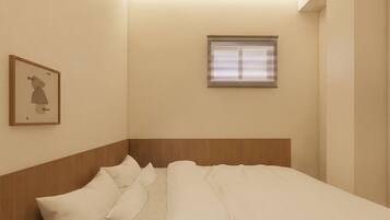 Un dormitorio pequeño con cama, una ventana con persianas y un cuadro en la pared.