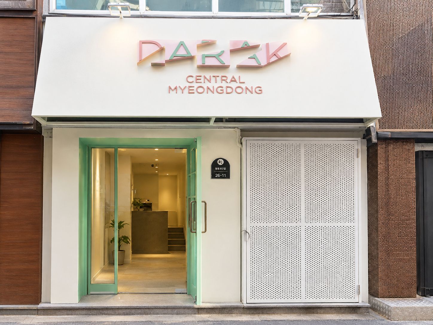 Entrada de un edificio con un letrero que dice 'PARAK CENTRAL MYEONGDONG'.