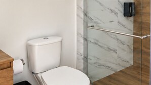 Serviettes fournies, savon, papier toilette