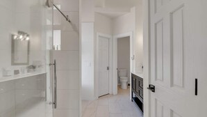 Een haardroger, handdoeken, zeep, shampoo