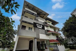 Un hotel de varios pisos con un letrero destacado que dice 'HOTEL'.