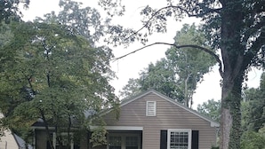 A single-story house with a front porch, a small front yard, and a pathway leading to the entrance. - Cozy home in Ardmore Winston-Salem pet friendly, close to hospital & University (Winston-Salem)