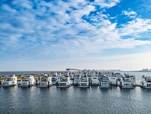 A waterfront property with multiple floating buildings, a clear sky, and calm water. - Apartment Ahoi by Interhome (Hasselberg)