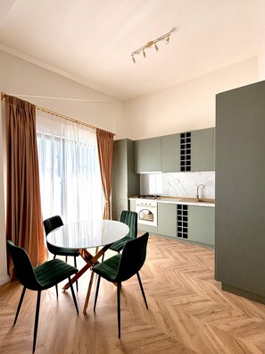 A modern kitchen with a marble countertop and a built-in oven. - Cozy 1-bedroom apartment in northside Bucharest with AC and terrace (București)