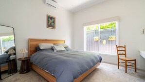 Desk, iron/ironing board, free WiFi, bed sheets - Mira Sol, Richmond Hosted by L'Abode Accommodation (Richmond)