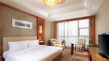 Basic Single Room | In-room safe, desk, laptop workspace, blackout drapes