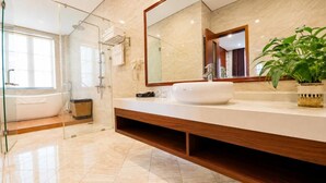 Phòng Suite Grand, quang cảnh thành phố | Phòng tắm | Bồn tắm, máy sấy tóc, dép đi trong nhà, khăn tắm 