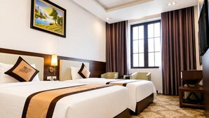 Phòng 2 giường đơn Deluxe, quang cảnh thành phố | Két bảo mật tại phòng, bàn, màn/rèm cản sáng 