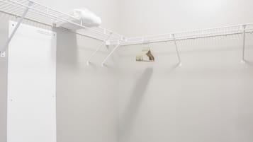 Une buanderie avec un mur blanc, un plancher en bois et un plafond blanc.