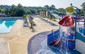 Parque aquático com piscina, toboáguas e área de recreação aquática.