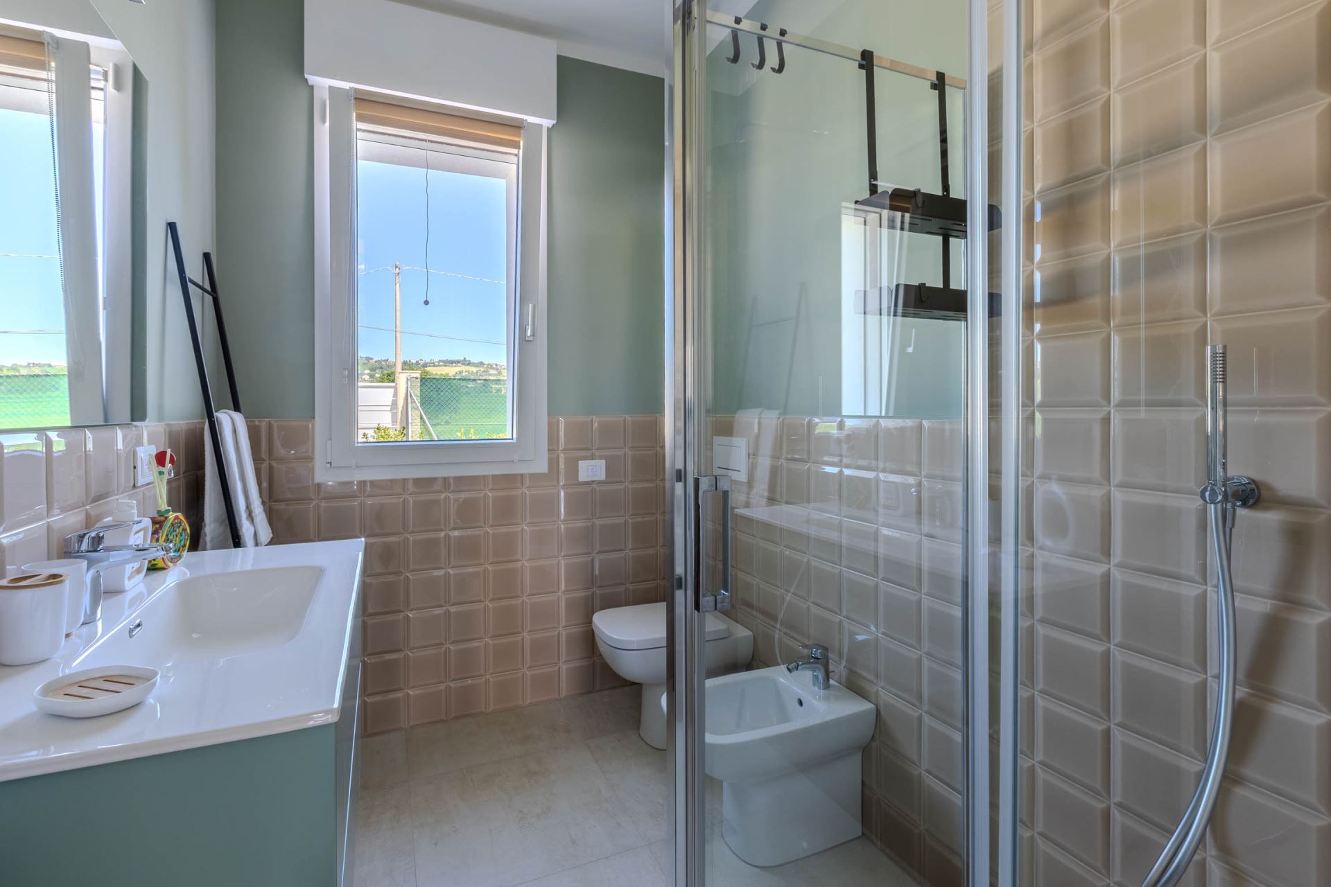 Ein Badezimmer mit Duschkabine, Toilette und Bidet.