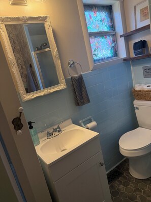 Bathroom - 4bed 2ba bungalow for a relaxing stay just a short drive from museums, food &FSM (Fort Smith)