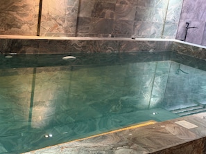 A clear pool with a marble border and a modern design. - Cozy 1-bedroom apartment with AC in charming Dakar Almadie, comes with gym,pool (Dakar)