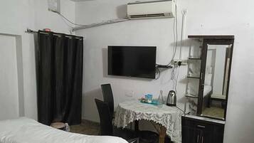 Deluxe Room | Rollaway beds (surcharge), WiFi (free), bed sheets