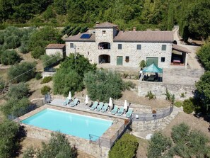 A stone villa with a swimming pool, outdoor seating, and a garden. - Villa in Poppi With Swimming Pool (Poppi)