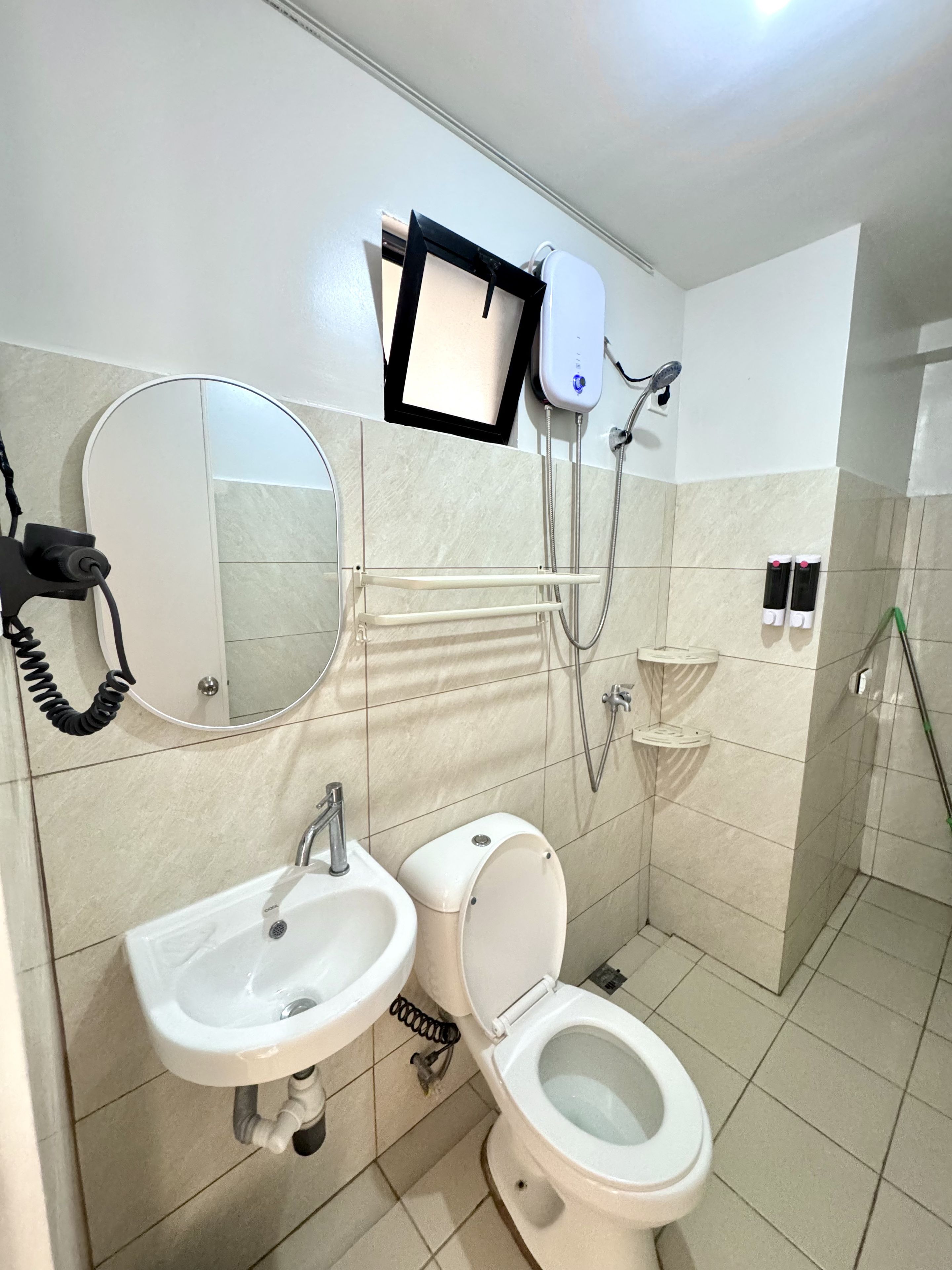 Un baño moderno con inodoro, lavamanos y ducha.