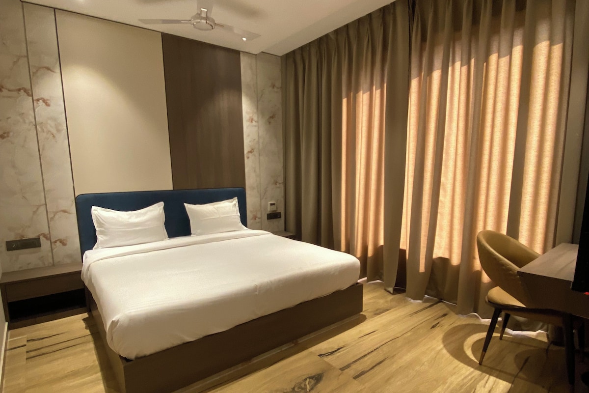 Suite | Desk, laptop workspace, WiFi (free)