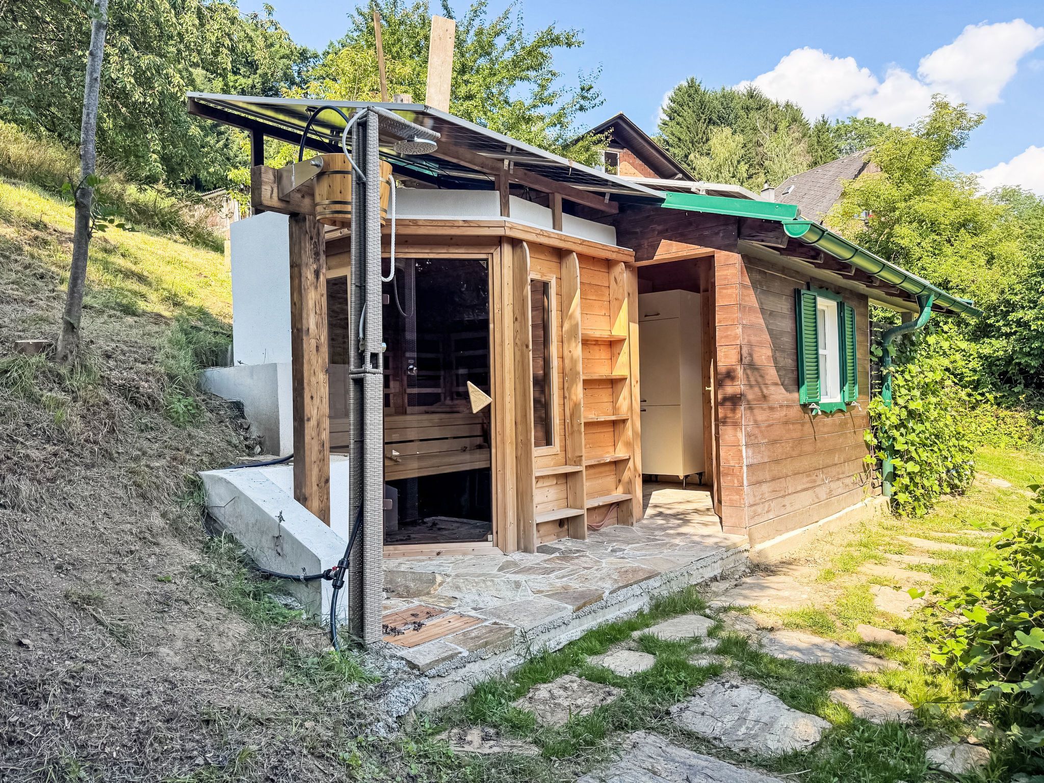 Eine Holzhütte mit einem Steinweg, der zum Eingang führt.
