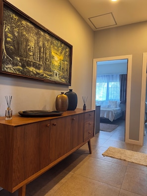 A room with a wooden cabinet, a painting, and a bed with a view. - Tropical 4BD Villa, just 50 m from the beach. (Koh phangan)