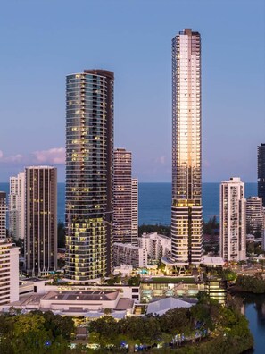 Um horizonte urbano com arranha-céus e arquitetura moderna, uma orla marítima e um porto de iates.