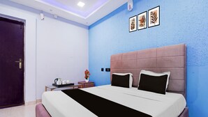 Ein Schlafzimmer mit Bett, Nachttisch und Wandleuchte.