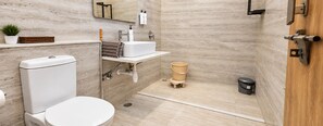 Buồng tắm vòi sen, dép đi trong nhà, khăn tắm, xà phòng 