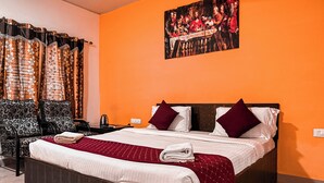 Una habitación de hotel con una cama grande, un escritorio y una silla.