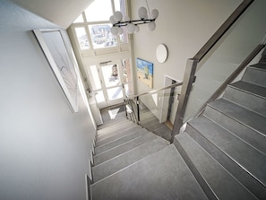 Eine moderne Treppe mit Glasgeländern und Blick auf die Straße.
