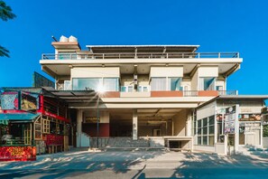 Um edifício com vários andares, teto plano e janelas grandes.