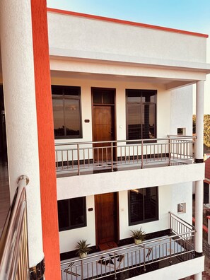 Ein mehrstöckiges Gebäude mit Balkon, einer Holztür und einem Schild mit der Nummer 304.