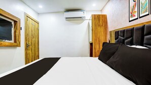 Superior Room | WiFi (free) - Collection O Mumbai KharRoad (Mumbai)
