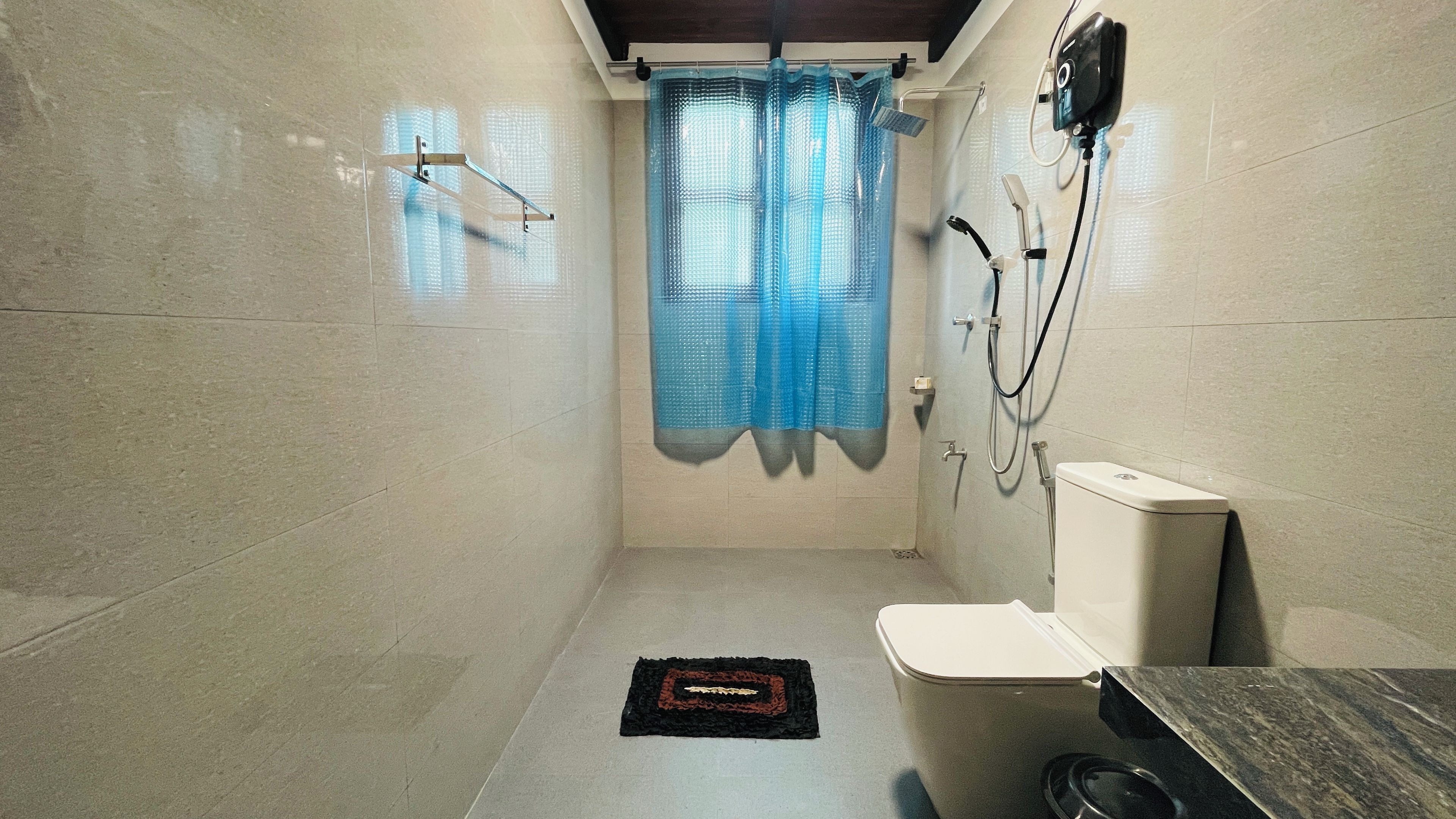 Un baño pequeño con inodoro, ducha y cortina de baño azul.