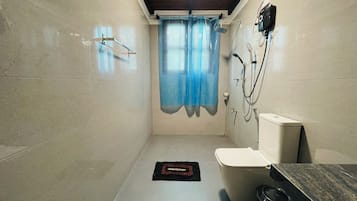 Un baño pequeño con inodoro, ducha y cortina de baño azul.
