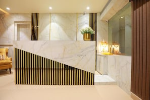 Ein modernes Interieur mit einer Marmortreppe, einem Sofa und einer Zierpflanze.