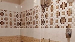 Buồng tắm vòi sen, đồ dùng nhà tắm miễn phí, khăn tắm 