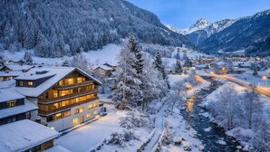 A snow-covered mountain village with wooden buildings and a river. - Suite with private sauna (Gaschurn)