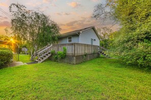 A house with a wooden deck and a staircase leading to the front door. - Gateway to Kentucky Lake! Retreat 1 Mi to Main St (Waverly)