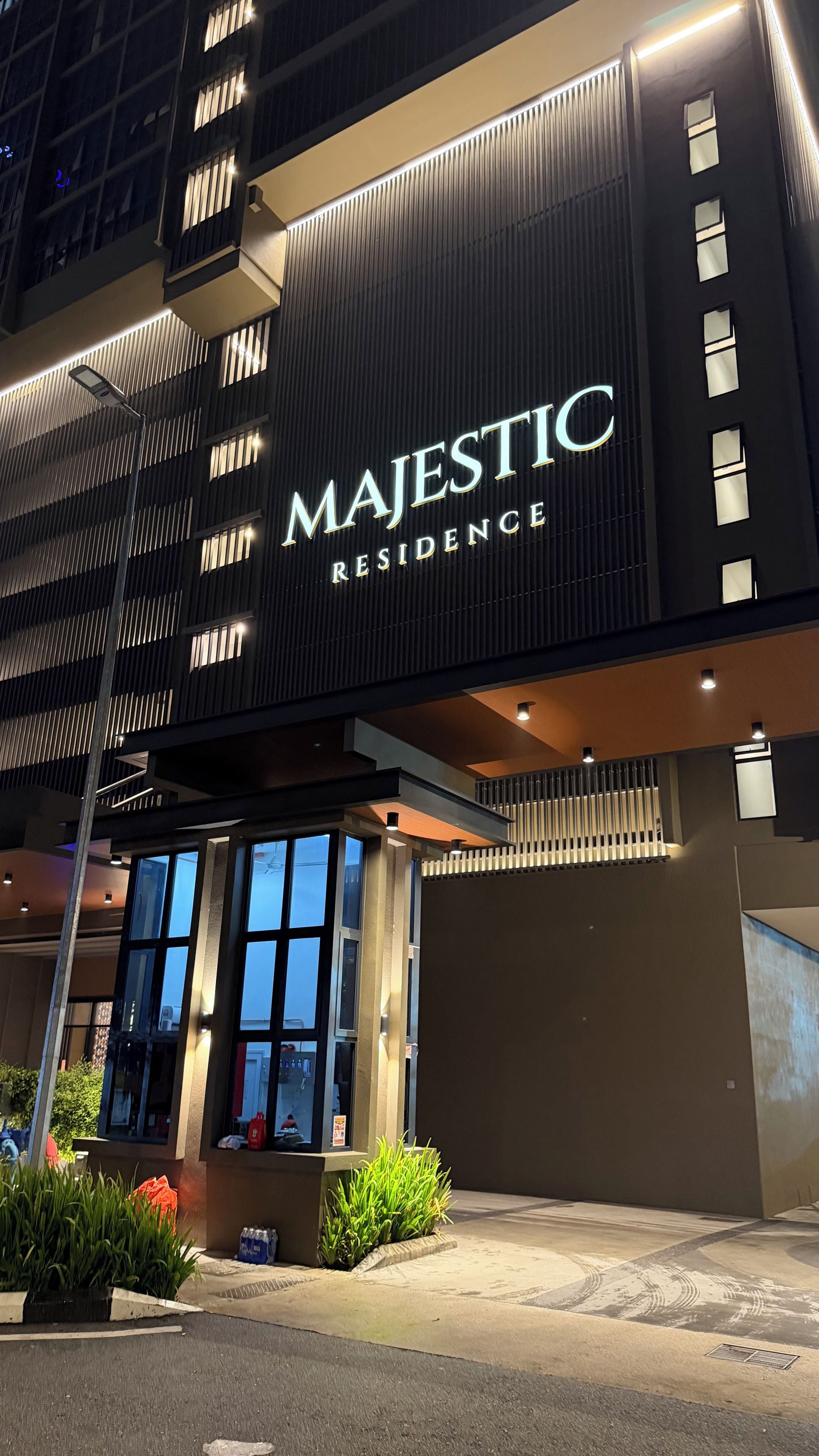 Un edificio moderno con el letrero 'MAJESTIC RESIDENCE', que indica un hotel o complejo residencial.