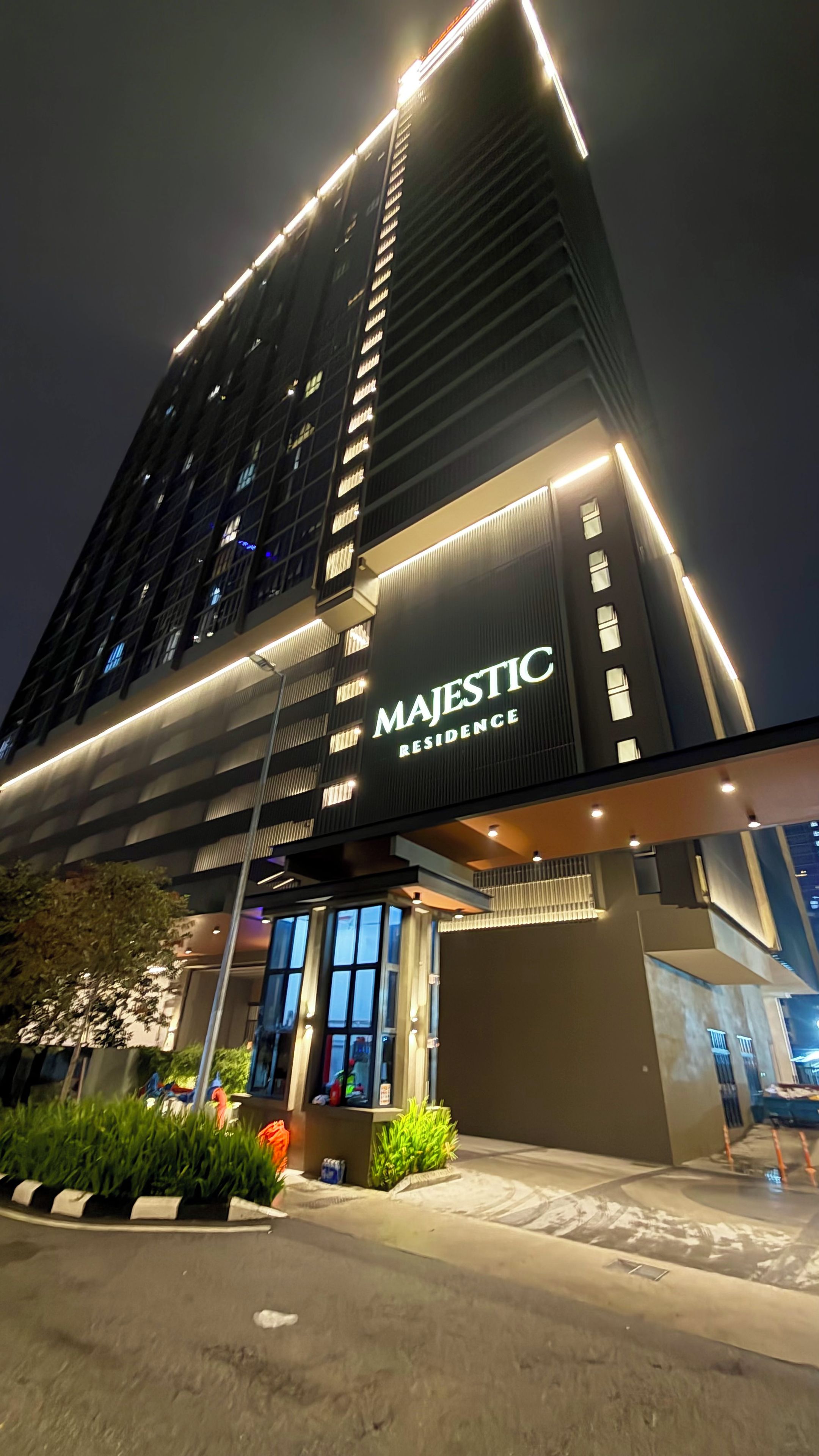 Un edificio moderno con el letrero 'MAJESTIC RESIDENCE', que indica un hotel o complejo residencial.