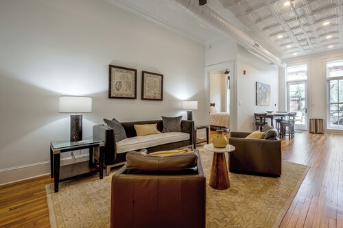 Main St Magic: Walkable Salisbury Condo!