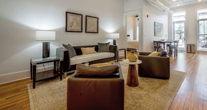 Main St Magic: Walkable Salisbury Condo!