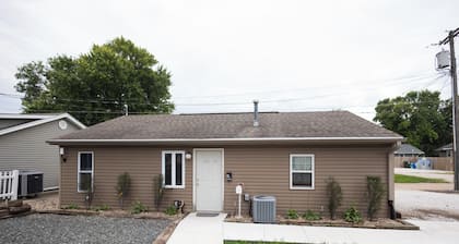 < 1 Mi to Pawnee Park! Cozy Bungalow w/ Gazebo