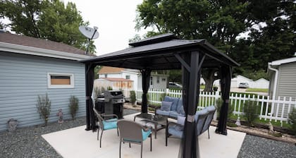 < 1 Mi to Pawnee Park! Cozy Bungalow w/ Gazebo