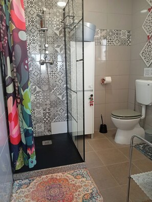 Shower, hair dryer, towels, soap - Vrbo Property (Lagoa)